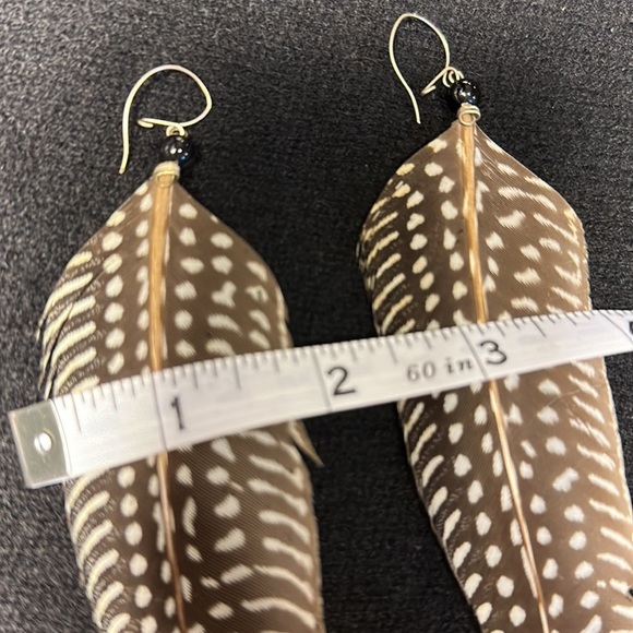 🪶Brownie black and ivory 5.5” long FEATHER EARRINGS. Ivory colored zebra stripe - Picture 4 of 8